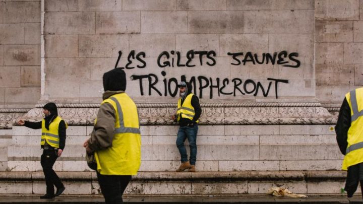 France : Gilets jaunes mettent la pression, le gouvernement suspend les taxes à partir de janvier pour 6 mois