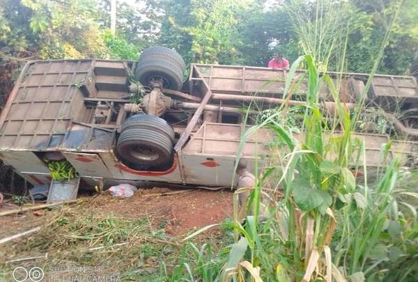 Accident de la circulation: Un car de la compagnie  Gti finit sa course dans la forêt