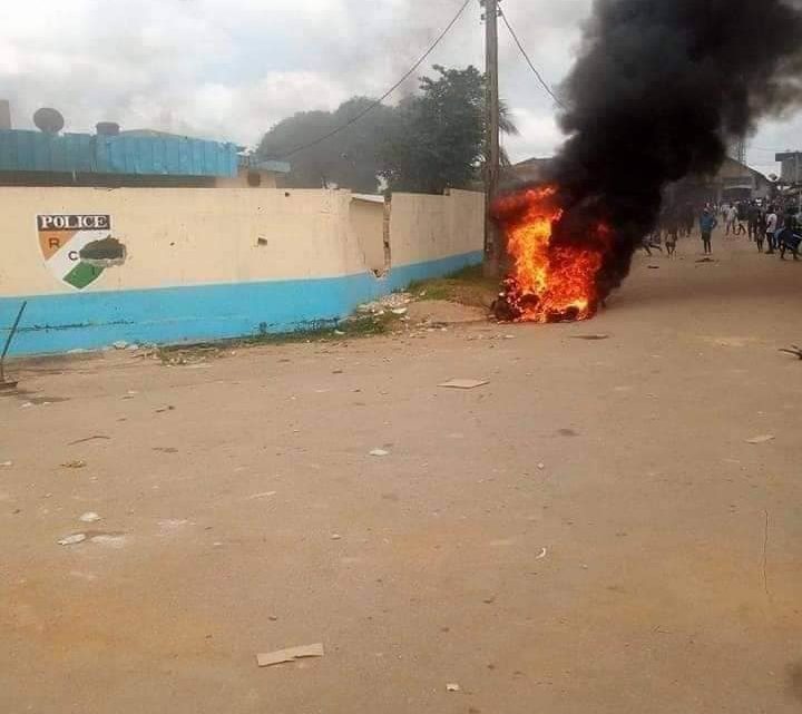 Côte d’Ivoire (Bonoua) : Après la chaude marche de la population, les policiers au chômage