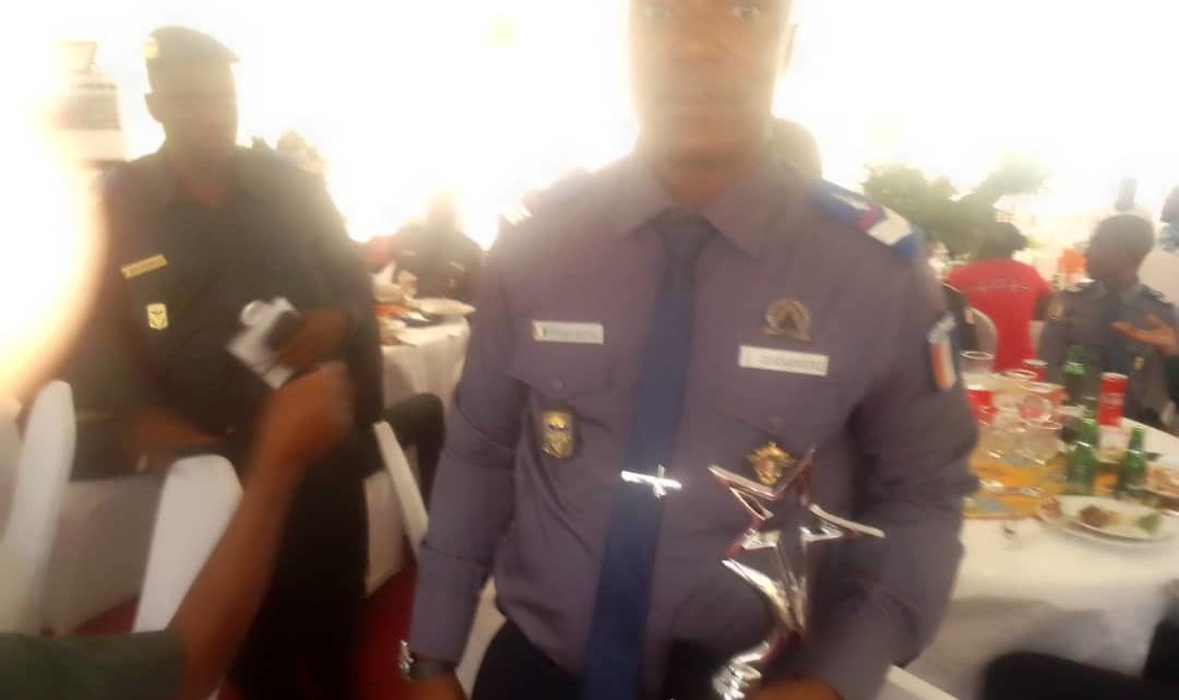 Ministère d’État et de la défense: Ie meilleur agent de la direction des finances honoré.