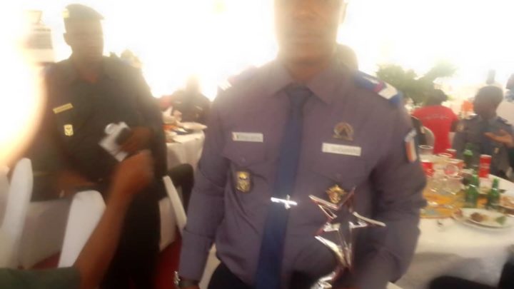 Ministère d’État et de la défense: Ie meilleur agent de la direction des finances honoré.