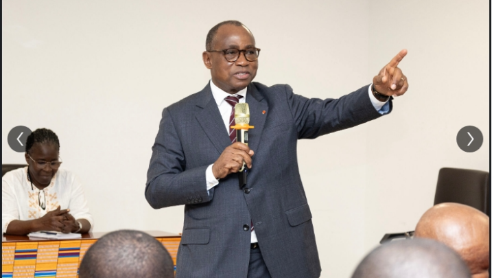 Manet/ Cabinet du Ministère de l’Éducation Nationale, de l’Alphabétisation et de l’Enseignement Technique.  Dr. N’Guessan KOFFI (Ministre) à ses collaborateurs : « Je suis venu vous rassurer… »